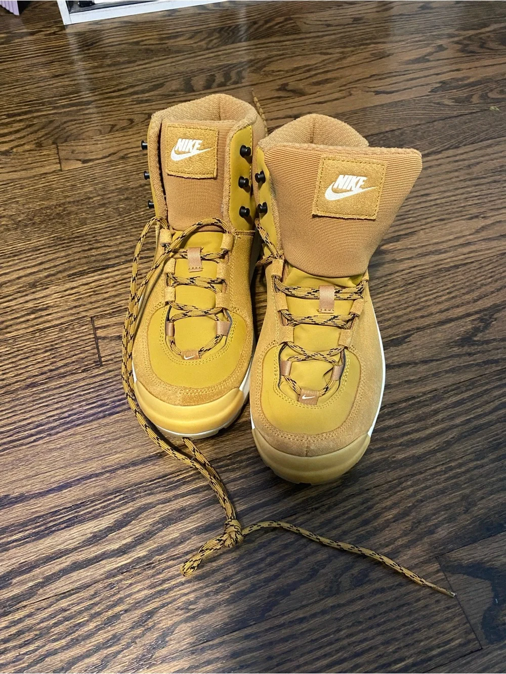 Nike Wheat/White High-Top Hiking Sneaker Boot